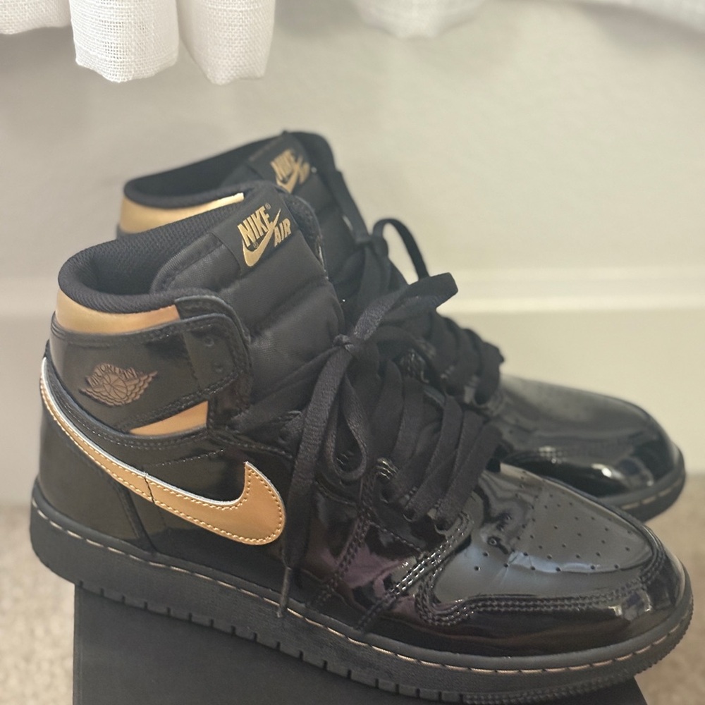 Jordan Kids Black and Gold Sneakers GS Size 7
